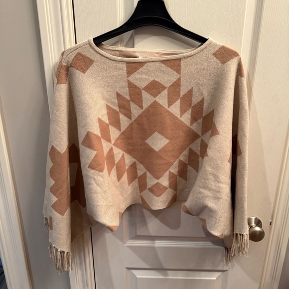 Ariat Sunset chic sweater poncho. Size Medium - Picture 3 of 7